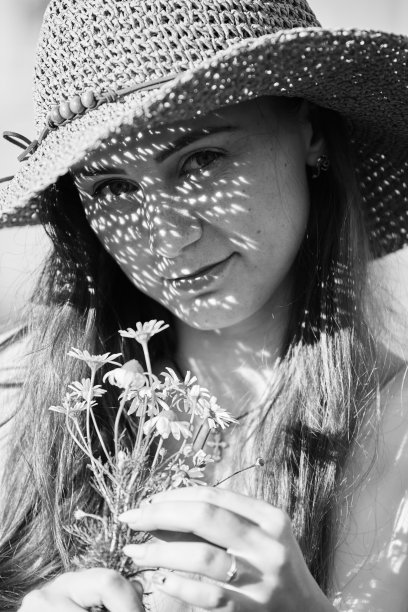 阳光下的可爱女孩图片下载