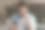高兴的大胡子男人看着手机屏幕收到在线礼物图片下载