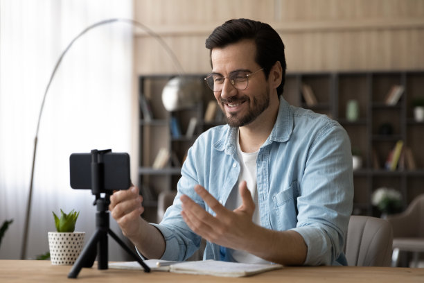 受启发的千禧男老师用智能手机录视频上课图片下载