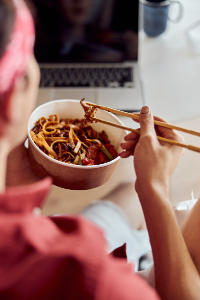 年轻人在家吃面条的特写图片下载