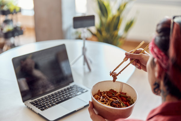 一个在家里吃中餐的亚洲人图片下载