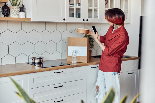 一个年轻人用手机拍了一段外卖视频图片下载