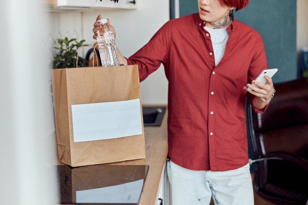 一个亚洲人在网上查杂货送货上门图片下载