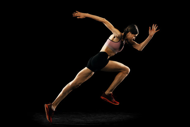 工作室拍摄的年轻的肌肉女跑步孤立的黑色背景。体育、田径、竞技和积极的生活方式理念图片下载