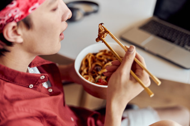 亚洲人在家用筷子吃泡面图片下载