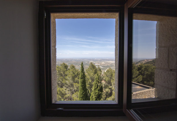 从房间里看到的木窗图片下载