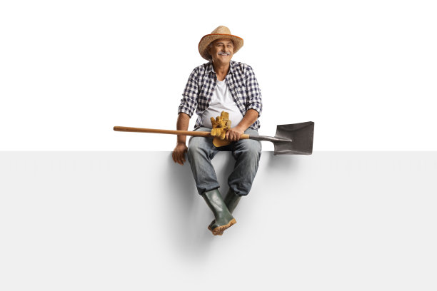 拿着铁锹坐在空白面板上的中年农民全身像图片下载