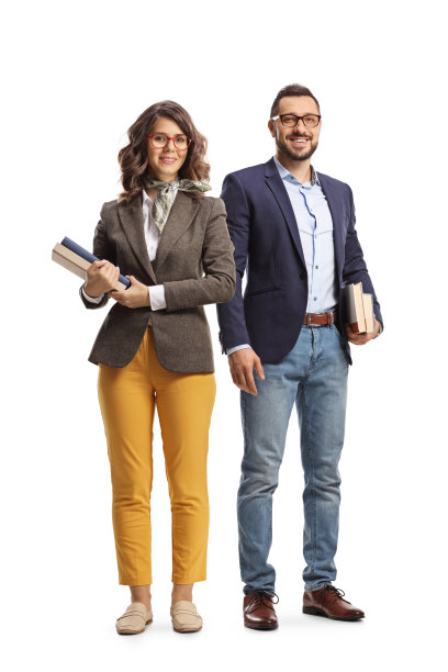 一个年轻的男人和女人的全长肖像站着，拿着书图片下载
