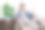 亚洲成年男子放松地坐在沙发上，同时显示空白的手机屏幕图片下载