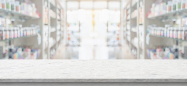 空荡荡的白色大理石柜台，模糊的药房药房货架的背景图片下载