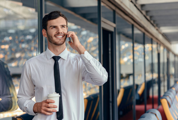 穿着衬衫的微笑男子的肖像有业务电话图片下载