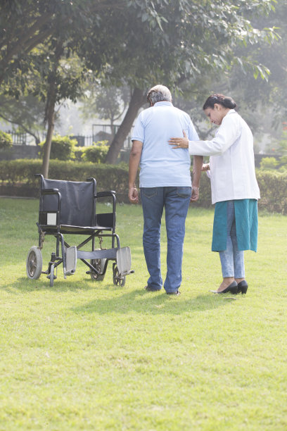 医生在医院公园与老年男子交谈图片下载