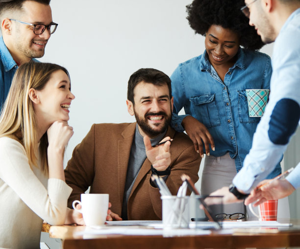 商务人士办公室团队合作讨论场景图片下载