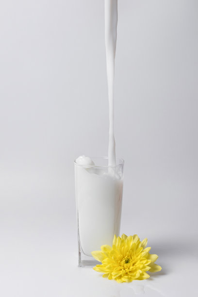 洒上鲜奶图片下载