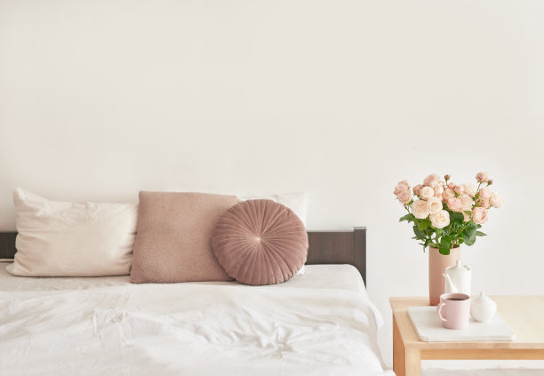 好舒适的早晨。桌上花瓶里的玫瑰花束。酒店房间和床。入住酒店。休息和放松。咖啡在床上。浪漫的早餐。情人节图片下载