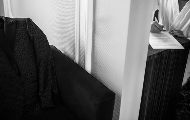 新郎正在给他心爱的新娘写信图片下载