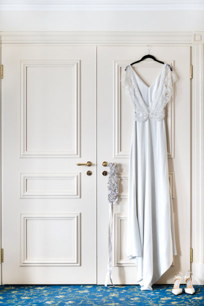 婚纱挂在酒店房间门口的衣架上图片下载