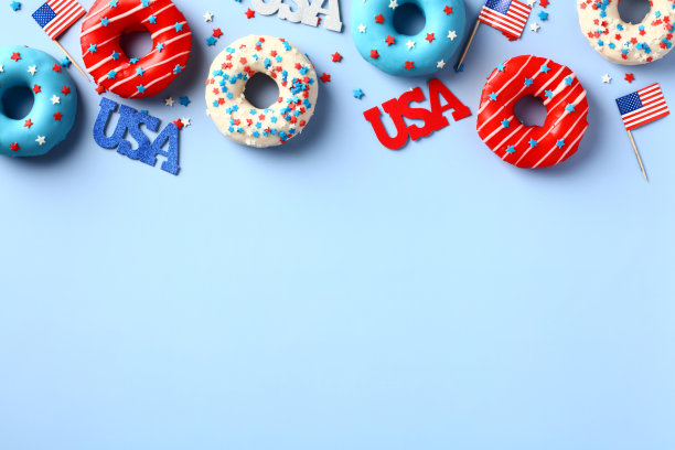 平铺甜甜圈，美国国旗，蓝色背景装饰。7月4日快乐，美国独立日贺卡模板。图片下载