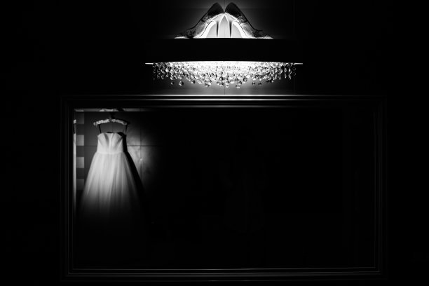 对着镜子看婚礼鞋和婚纱图片下载