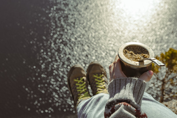 女人一边欣赏阿根廷伴侣，一边欣赏风景。图片下载