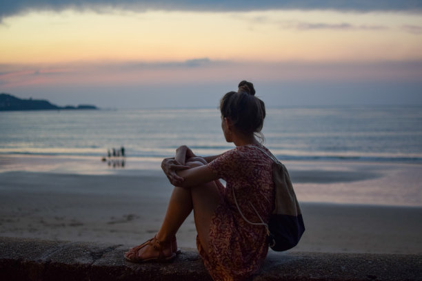 美丽的夕阳背景下的孤独女子图片下载