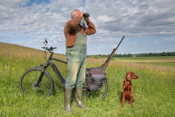 与自行车和狗在狩猎场地进行环保旅行。图片下载