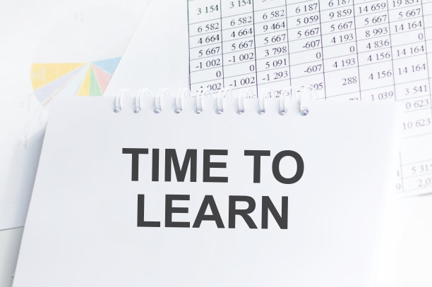 时间来学习文本在记事本上的表格旁边的报告图片下载