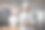 在厨房里，身穿白色制服的亚洲男厨师看着镜头，双臂交叉。图片下载