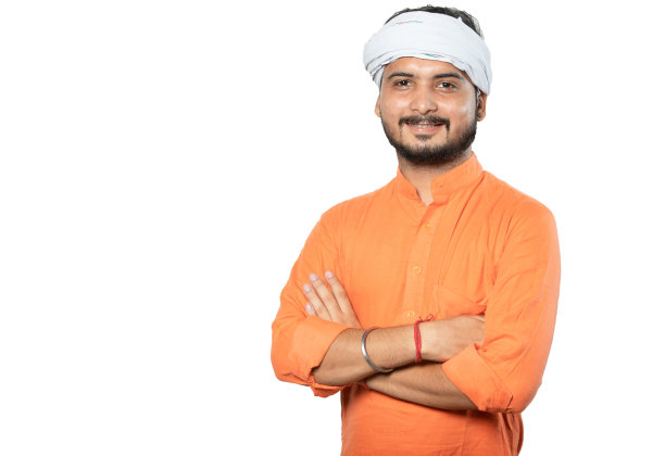 一个快乐的年轻印度农村小胡子男子戴着头巾和头巾站在孤立的白色背景，双手交叉，村庄男子胡子微笑轻松，工作室拍摄。图片下载
