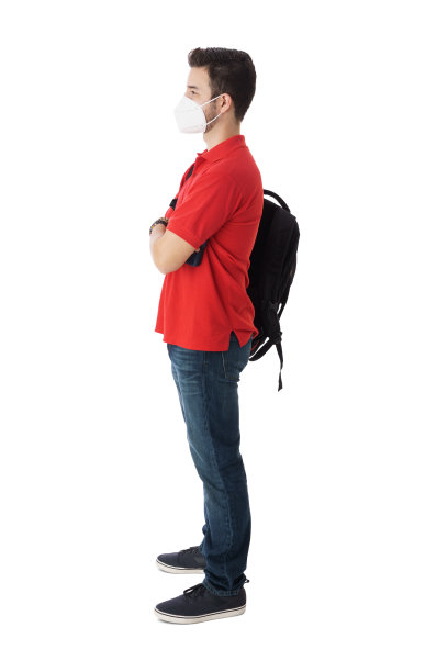 戴着面具站着的交叉手臂男子的侧面视图图片下载
