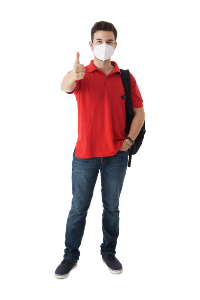 男学生戴着面具，露出拇指的全貌图片下载