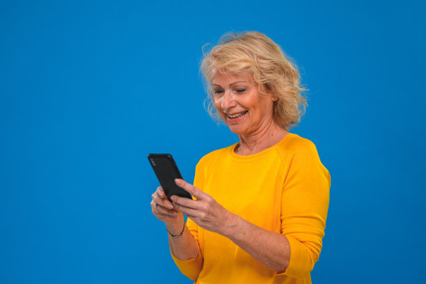 微笑的高级妇女阅读新闻的生动照片图片下载