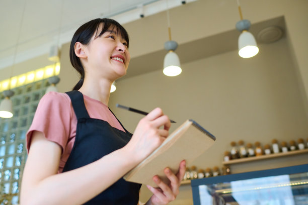 在咖啡馆工作的女服务员图片下载