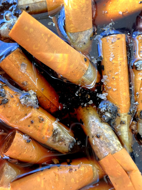 在水里抽香烟。图片下载