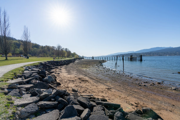 阳光明媚的巴尼特海岸公园。Burrard入口海岸。图片下载