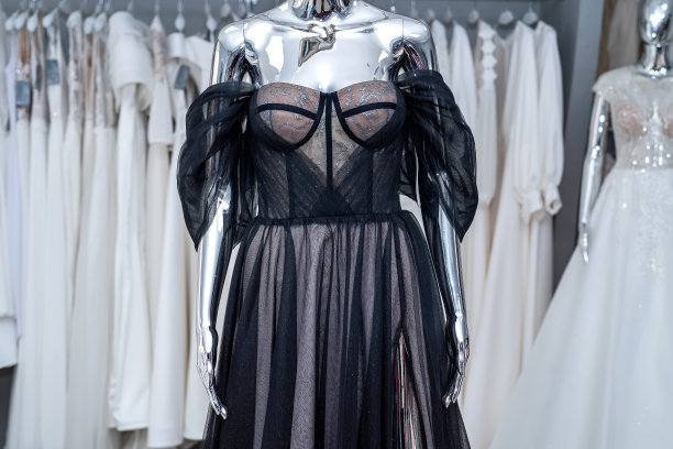 展厅里的模特身上穿着优雅的黑色晚礼服图片下载