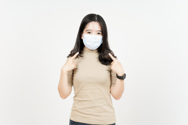 戴医用口罩预防白人隔离的亚洲美女冠状病毒图片下载