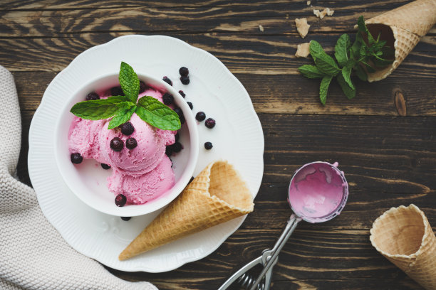 乡村木桌上蓝莓冰淇淋的顶部视图图片下载