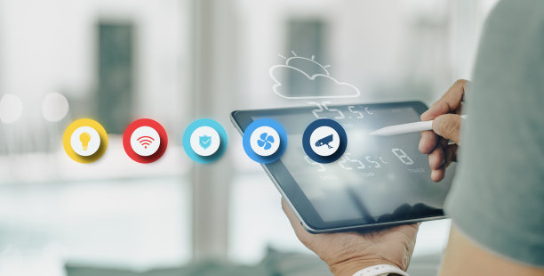 一名男子用他的平板电脑管理智能家居自动化、监控和安全图片下载