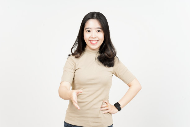 在白人背景上孤立的美丽亚洲女人提供握手图片下载
