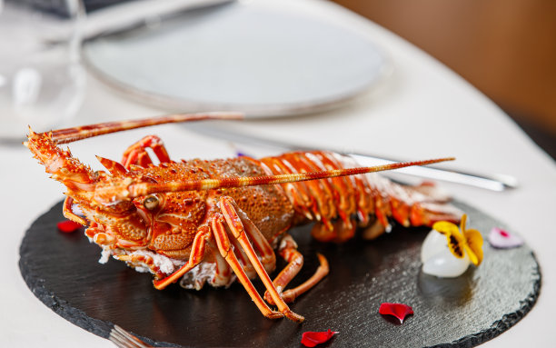 黑盘荔枝红龙虾，摆放于高档餐厅图片下载