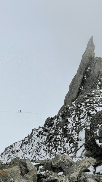 从山丘的山顶上看。欧洲的阿尔卑斯山图片下载