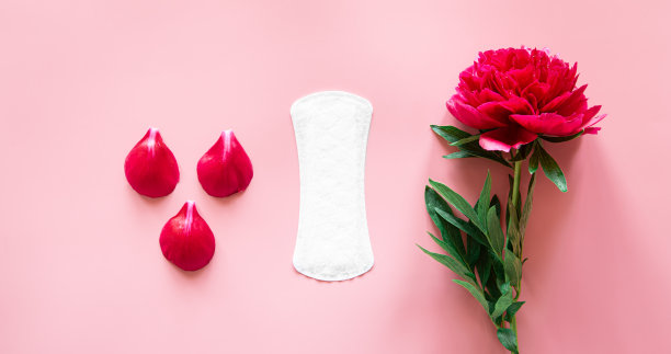 妇女垫花、平躺，妇女健康和月经概念。图片下载