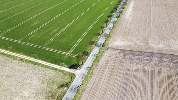 公路和田野的风景鸟瞰图图片下载