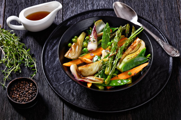 夏天蔬菜装在碗里的法式白鱼图片下载