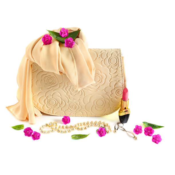 优雅的手袋，雪纺围巾，珍珠珠宝和口红孤立在白色。图片下载