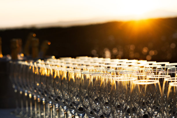 选择性聚焦日落香槟长笛和瓶子轮廓图片下载