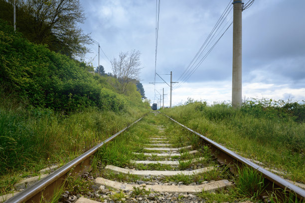 铁轨和枕木伸向远方。驶离的火车的景色。图片下载