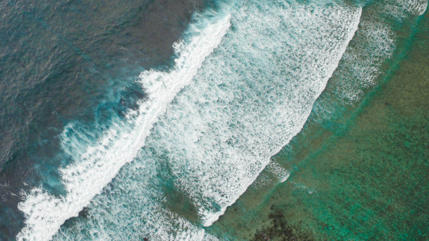 美丽的蓝色海浪图片下载