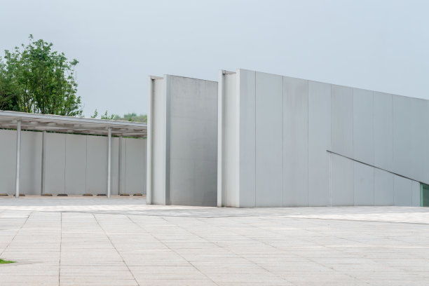 现代建筑外观前空荡荡的一楼。图片下载
